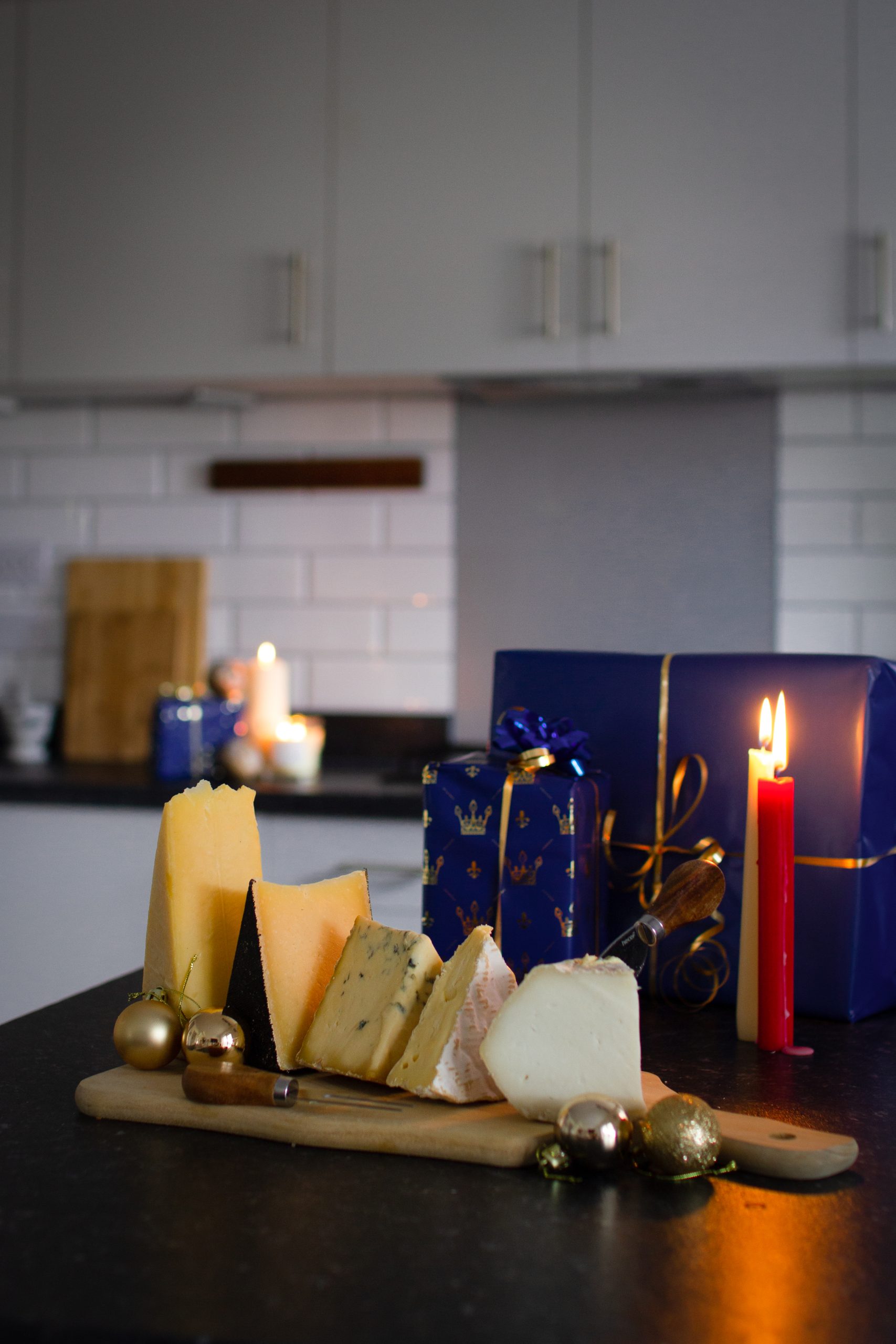 What Goes Into a Cheese and Wine Christmas Hamper? 